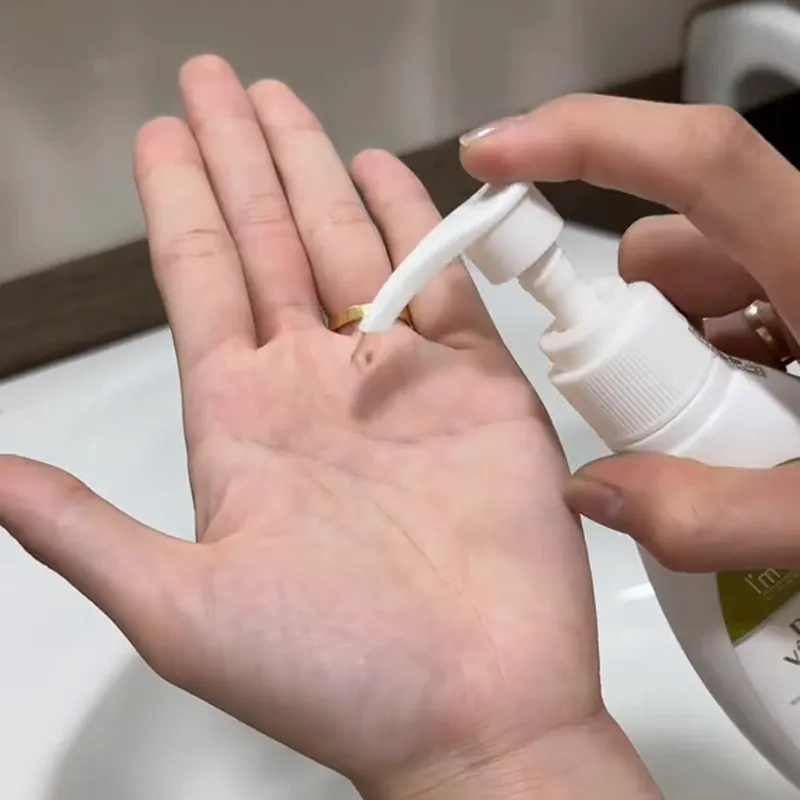 Bơm một lượng nhỏ gel trong ra lòng bàn tay